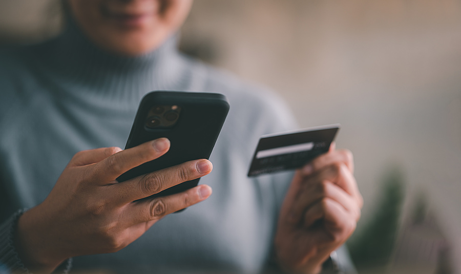 Kvinde, der betaler via sin telefon